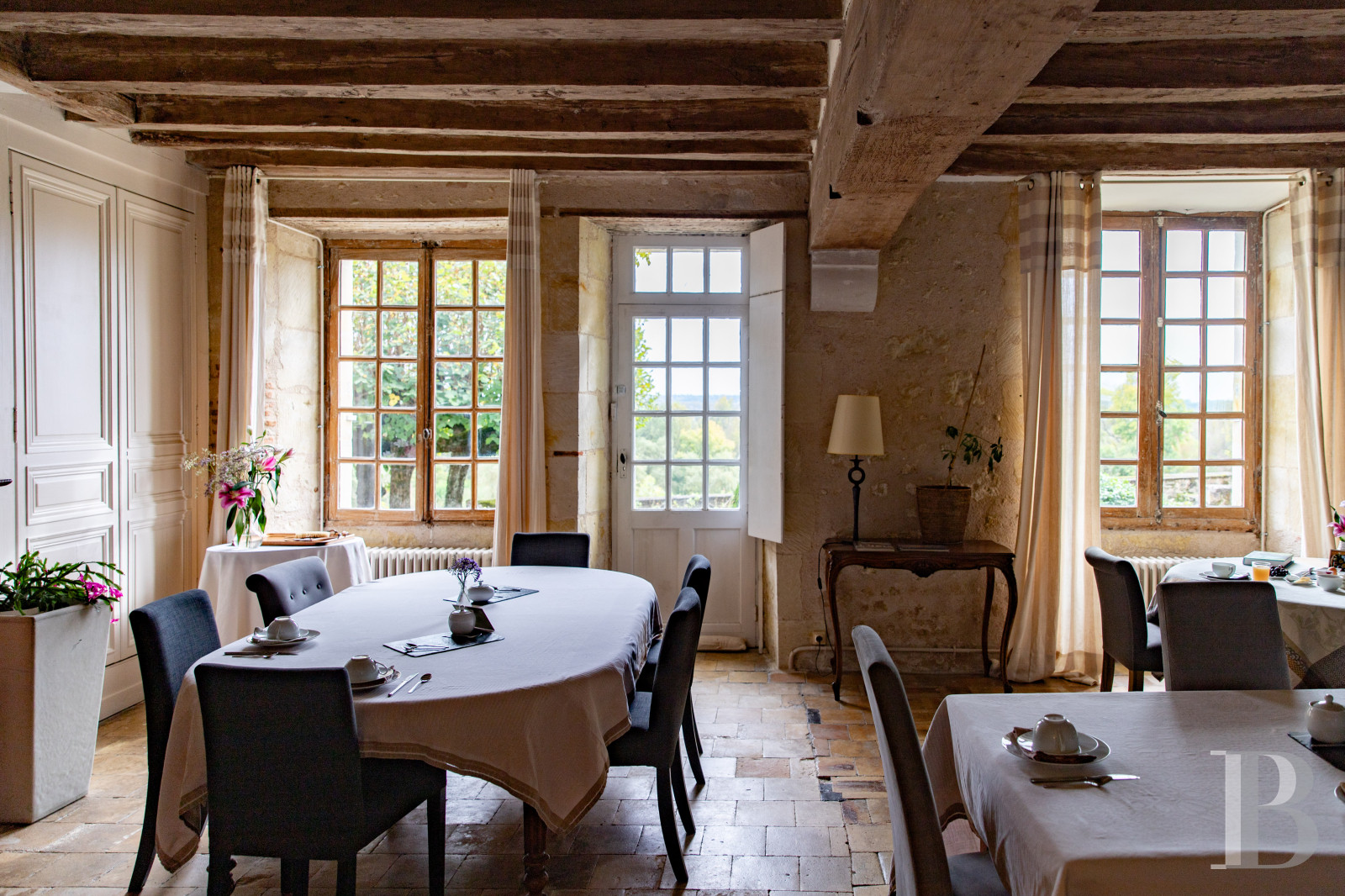 En Indre-et-Loire, sur les hauteurs d’un village, près d’Amboise, un château et son hameau en bordure de forêt - photo  n°46